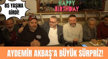 Şafak Sezer ve Mustafa Topaloğlu’ndan Aydemir Akbaş’a sürpriz! Usta oyunca 85 yaşına bastı! Magazin Haberi