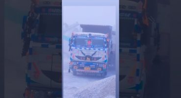 🚌🚍truck truck vs trailer Aisa truck driver aapane kabhi nahin dekha #tracking #viralvideo #trending Fragman izle