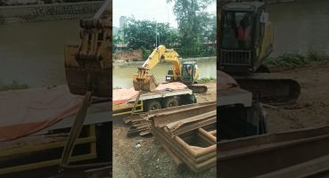 Lifting steel sheet pile with Sumitomo SH 200 excavator to trailer truck part 5 #shorts #excavator Fragman izle