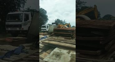 Lifting steel sheet pile with Sumitomo SH 200 excavator to trailer truck part 1 #shorts #excavator Fragman izle