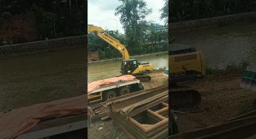 Lifting steel sheet pile with Sumitomo SH 200 excavator to trailer truck part 2 #shorts #excavator Fragman izle