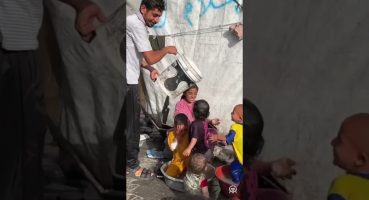 Filistinliler, sıcak havadan bunalan çocuklarını leğenlerin içinde ıslatarak serinletmeye çalışıyor
