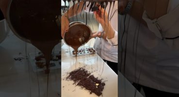 Çikolata nasıl yapılır 🙃 #bayangezenbayyiyen #shortvideo #çikolata #chocolate #food