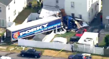 Tractor-trailer crashes into homes in Carteret after driver suffers medical episode Fragman izle