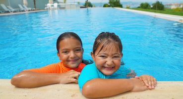 Öykü is learning to swim – fun kids video