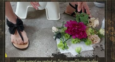 The sexy brunette arranges a beautiful bouquet of flowers Bakım